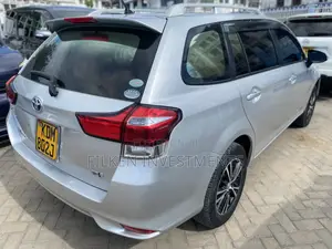 Toyota Corolla Fielder 1.5 Hybrid FWD 2016 Silver