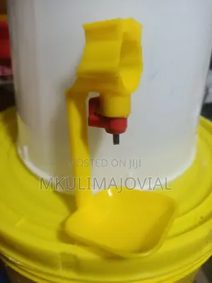 Red/Yellow Chicken Nipple Drinker
