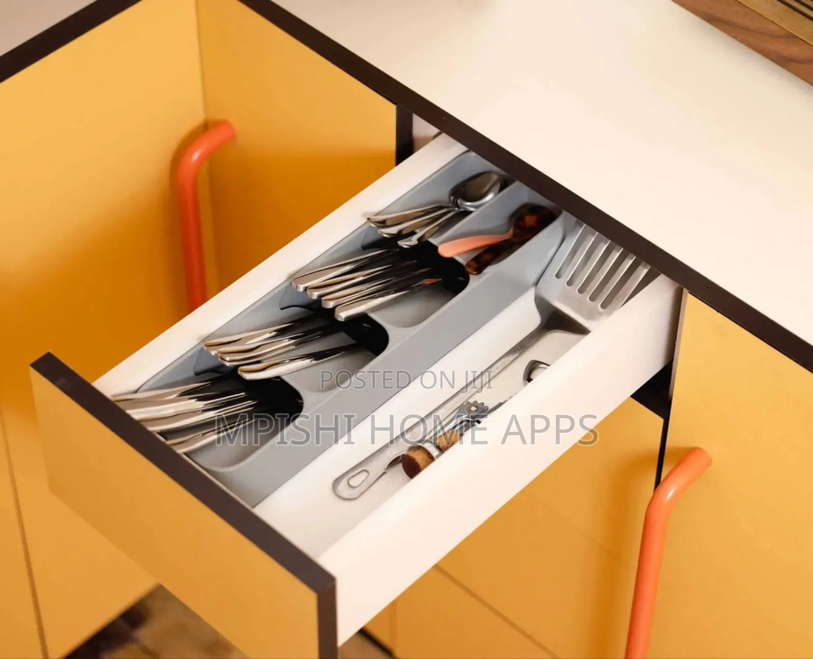 Compact Cutlery Organizer