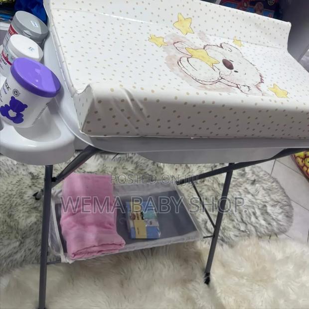Baby Portable/Foldable Bath Station With a Changing Mat - thumbnail 3