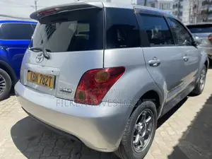 Toyota IST 2000 Silver