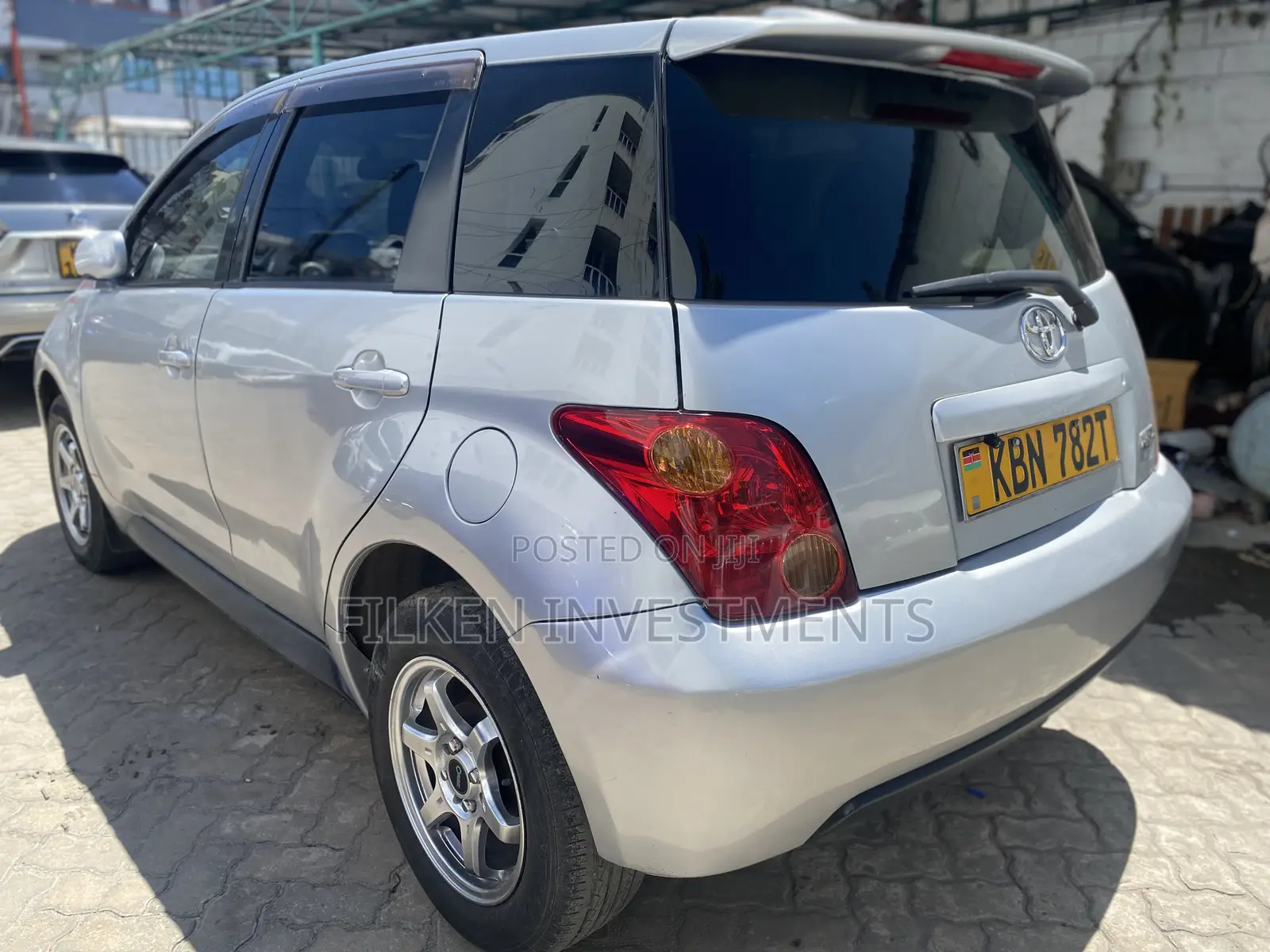 Toyota IST 2000 Silver