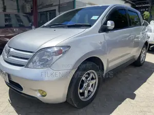 Toyota IST 2000 Silver