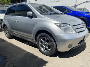Toyota IST 2000 Silver
