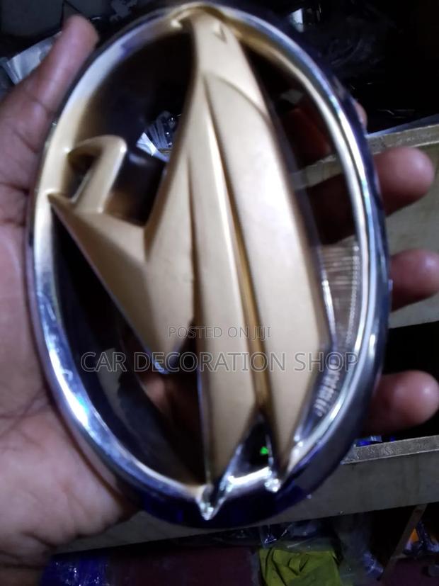 Harrier Old Model Rx330 Grill Logo - main view