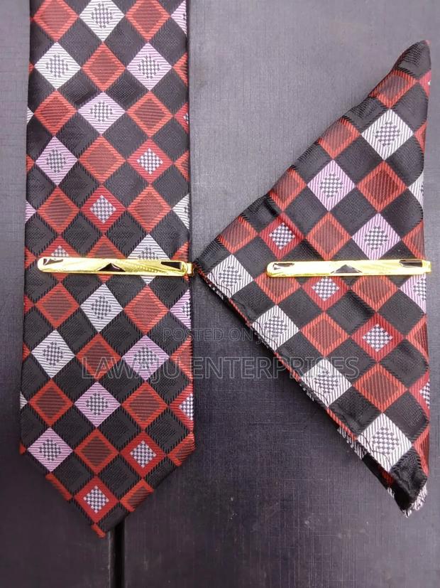 Red Box Pattern Men's Tie With Pocket Square