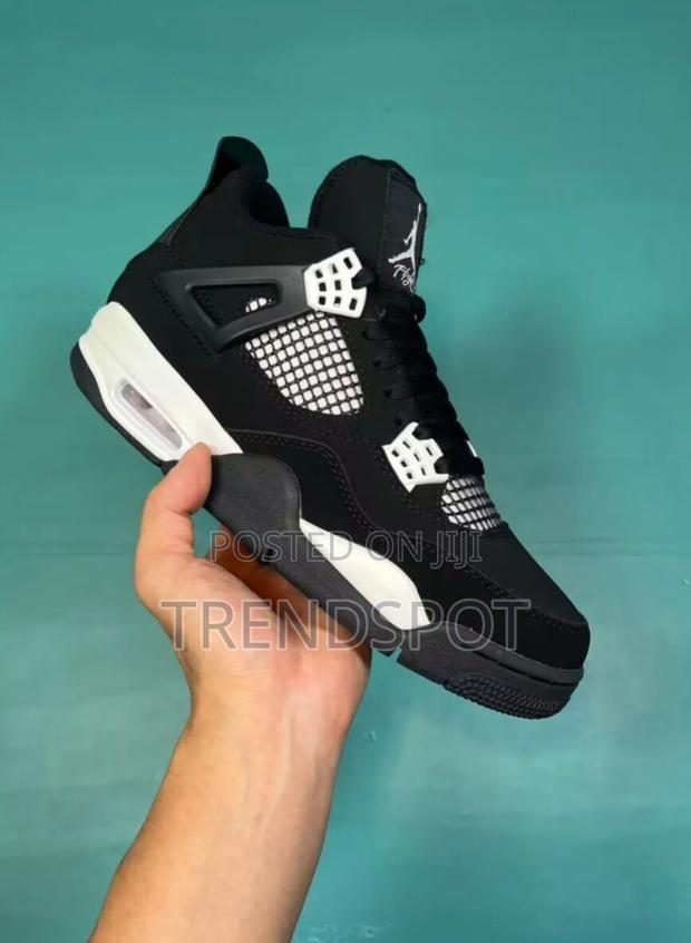 Original J4
Black and White
40-45
 at 3500