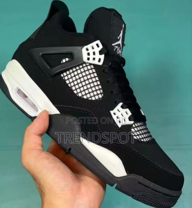 Original J4
Black and White
40-45
 at 3500 - thumbnail 2