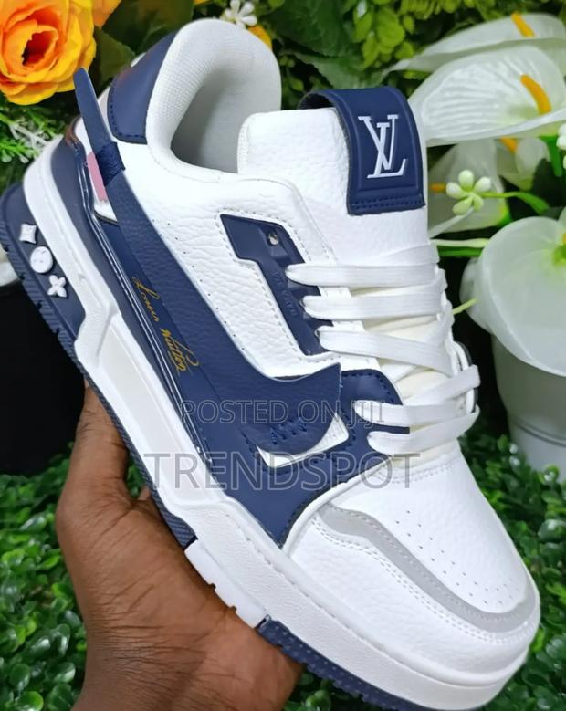 Lv Trainer White Blue
 Sizes.40-44price.4000.