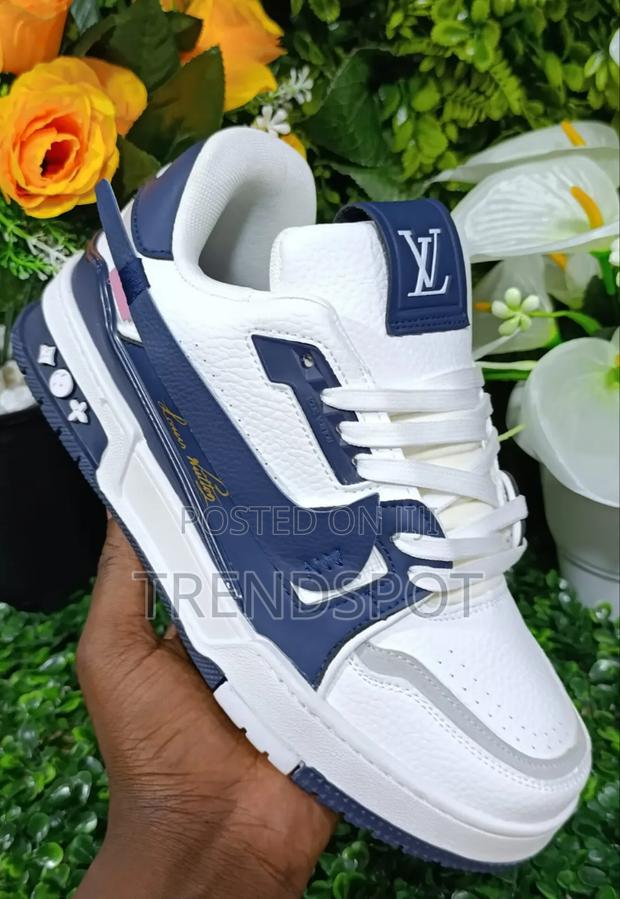 Lv Trainer White Blue
 Sizes.40-44price.4000. - thumbnail 2