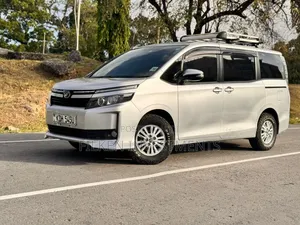 Toyota Voxy 2015 Silver