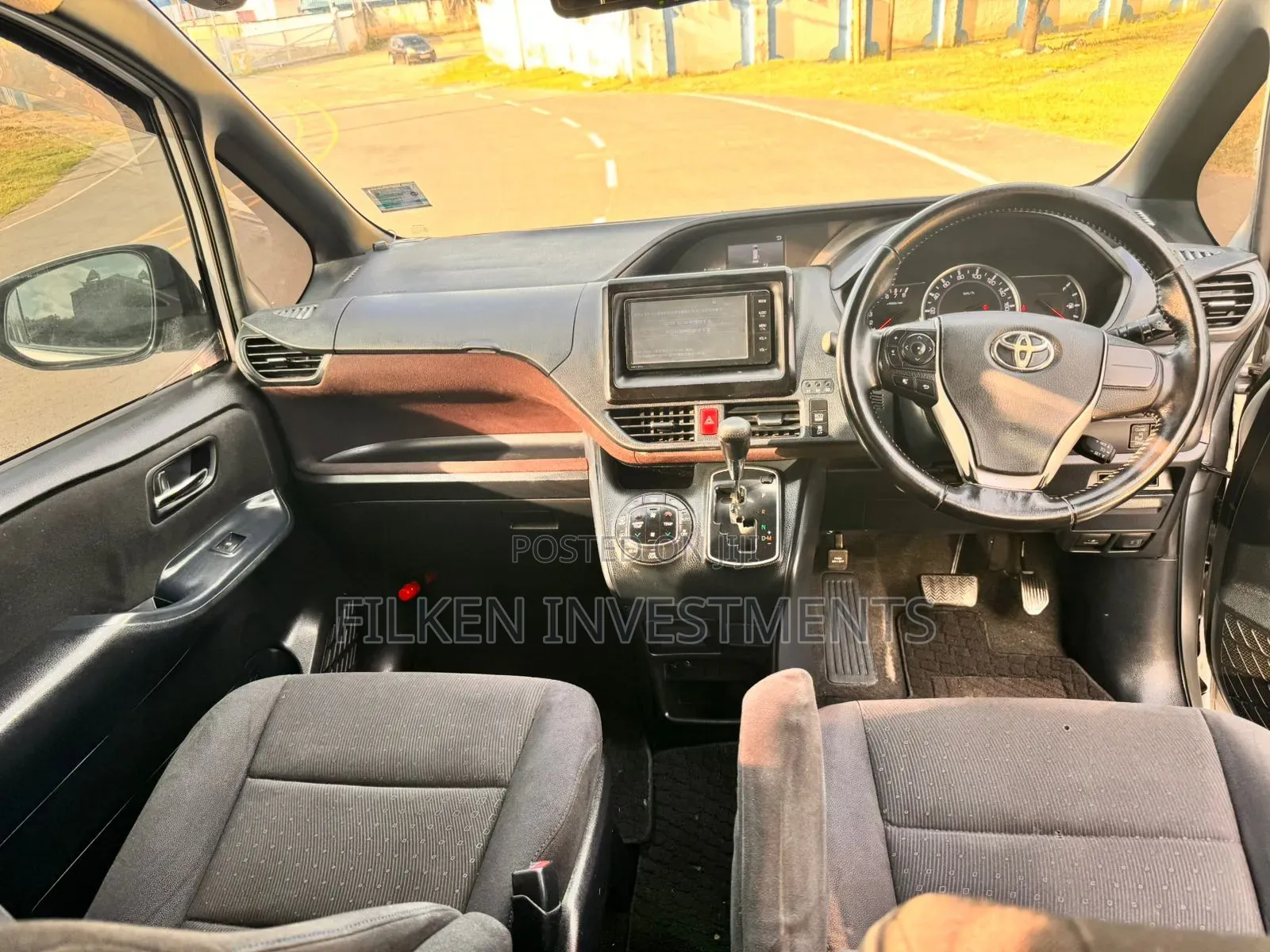 Toyota Voxy 2015 Silver