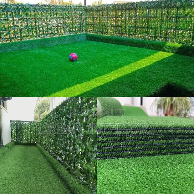 Green Grass Carpets With Artificial Fence