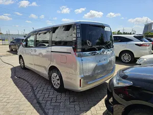 Toyota Voxy 2017 Silver