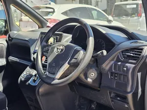 Toyota Voxy 2017 Silver