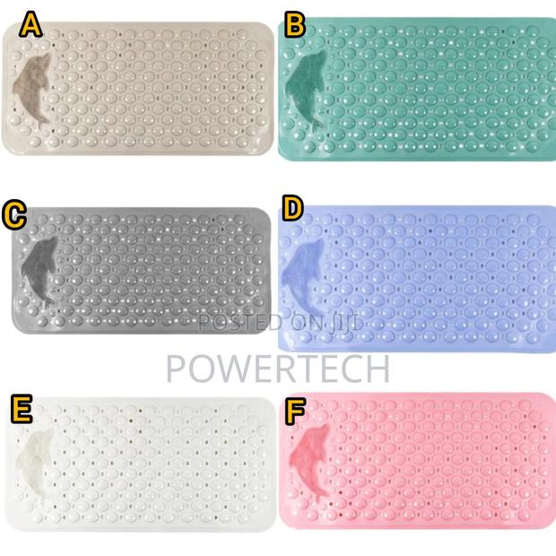 Antislip Bathroom Mats With a Scrubbing Foot Pad*