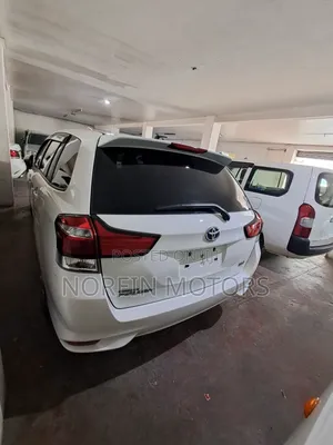 Toyota Corolla Fielder 1.5 Hybrid FWD 2018 White
