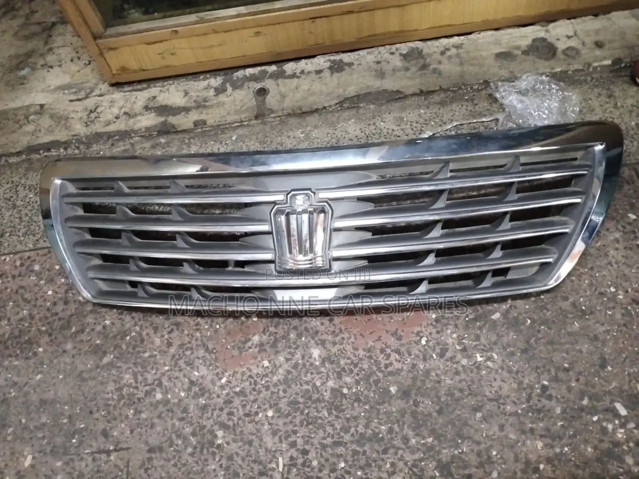 Toyota Crown Royal 2012 Grill