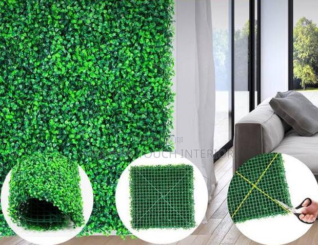 Natural-Looking Wall Hedge Panels
