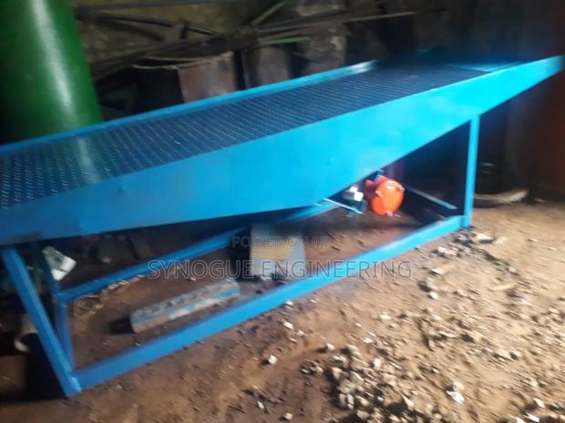 Vibrating Table Machine