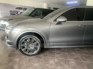 Porsche Cayenne Base AWD 2017 Gray