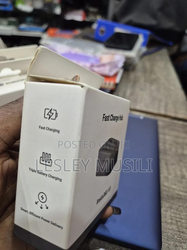 Insta 360 Fast Charge Hub for Insta 360 X3 - thumbnail 2
