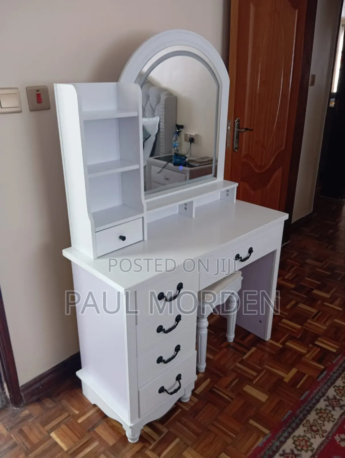 Makeup Vanity With Mirror and Light