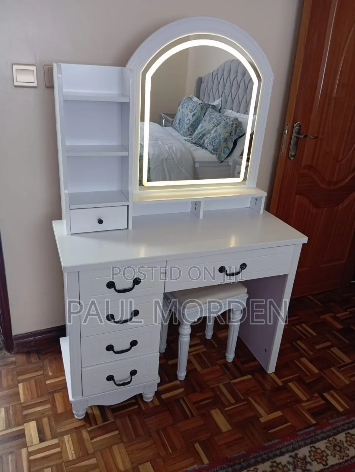 Fashion Vanity With Mirror and Lights