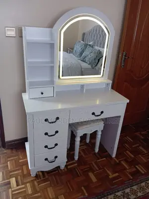 Fashion Vanity With Mirror and Lights
