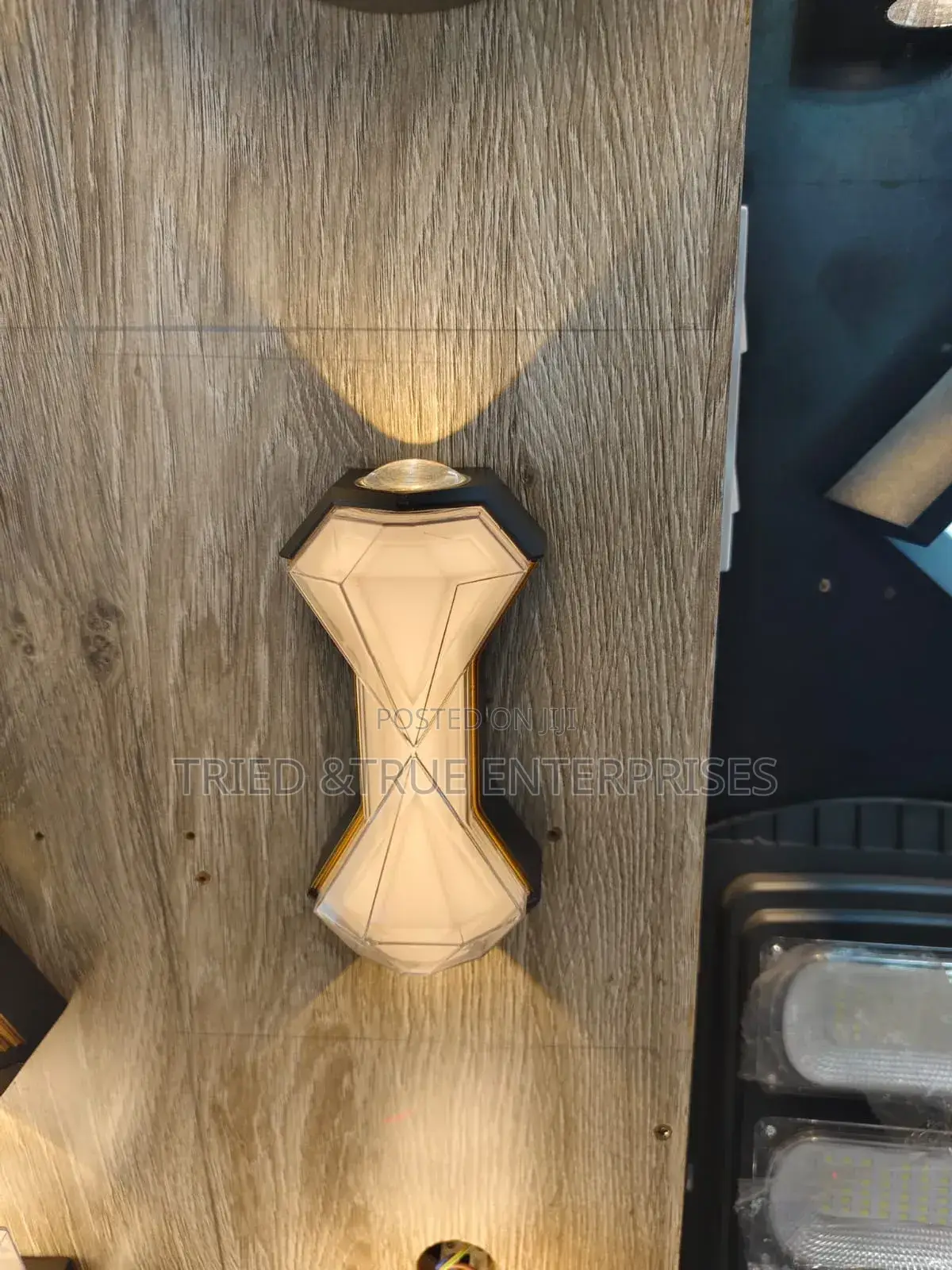 Small Elegant Modern LED Wall Bracket Light Ht4w