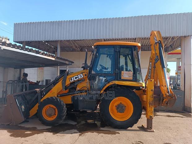 JCB Backhoe for Hire - thumbnail 3