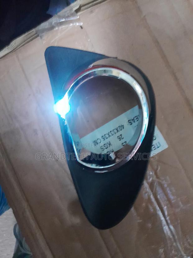 Vitz 2012 Chrome Foglight Cover - main view
