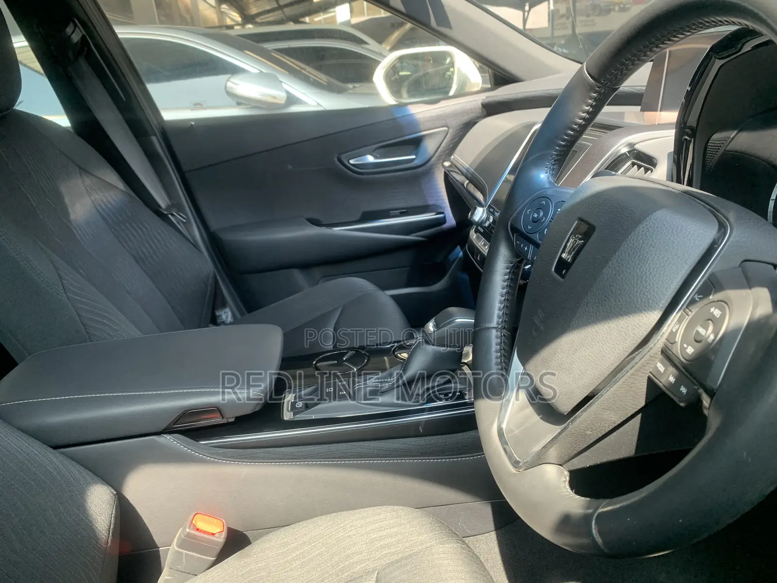 Toyota Crown Majesta 2.5 AWD Hybrid 2018 Off white