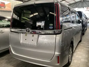 Toyota Noah 2.0 FWD (8 Seater) 2017 Ivory