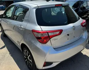Toyota Vitz 2017 Silver