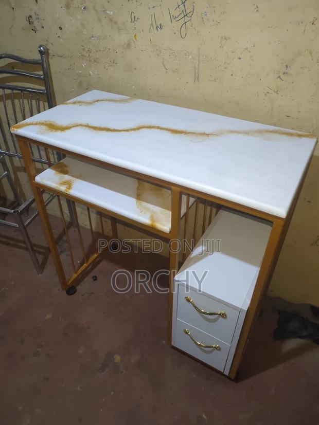 Manicure Table - main view