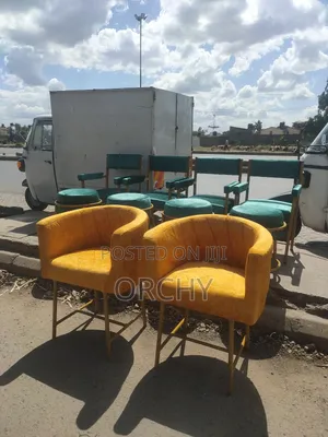 Manicure / Hotel Seats