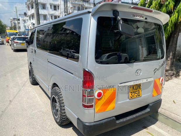 Toyota HiAce 2017 Silver - thumbnail 3