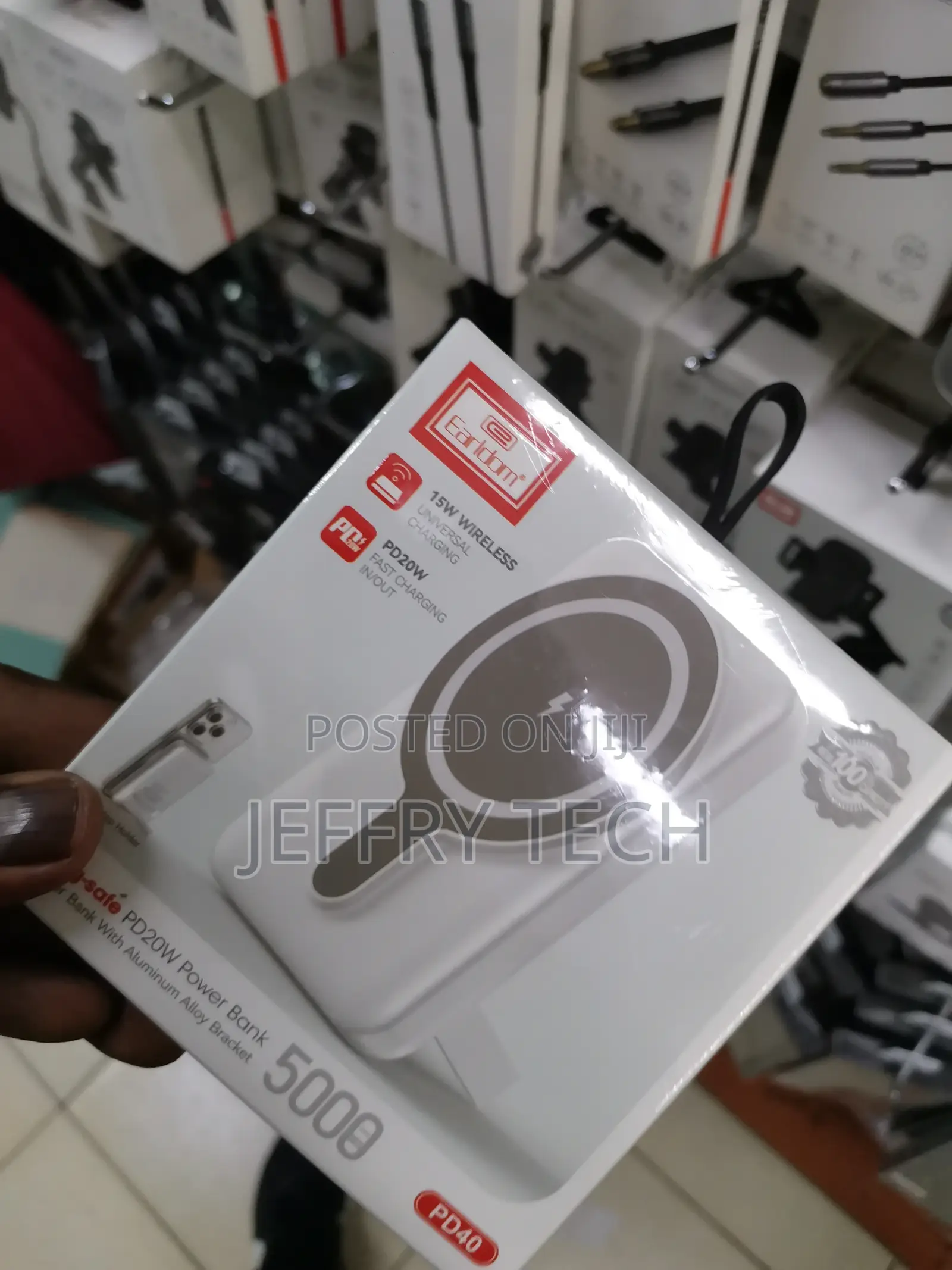 Earldom Mag-Safe PD20W Power Bank With Aluminum Alloy Bracke