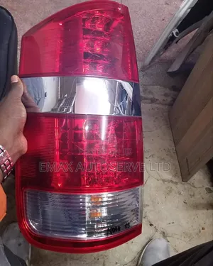 Taillight Noah 2005