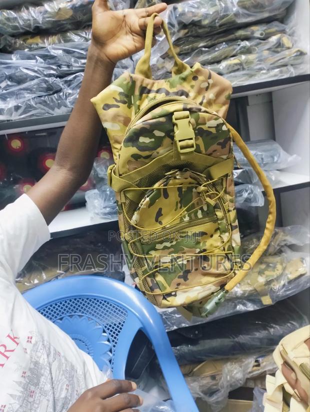 Camel Hiking Bag With Water Bladder - thumbnail 3