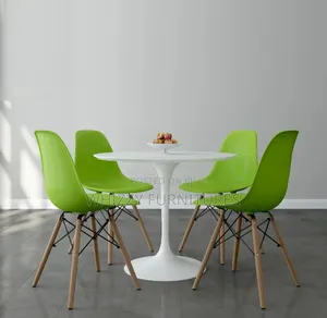 Table +4 Eames Chairs