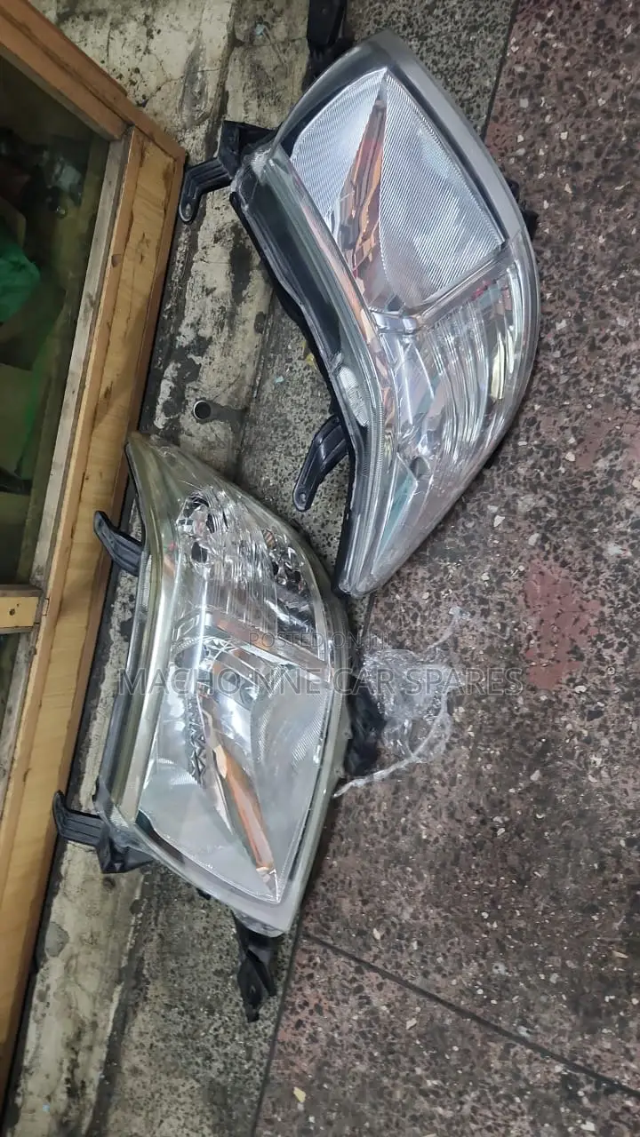 Toyota Hilux Vigo 2010 Headlight