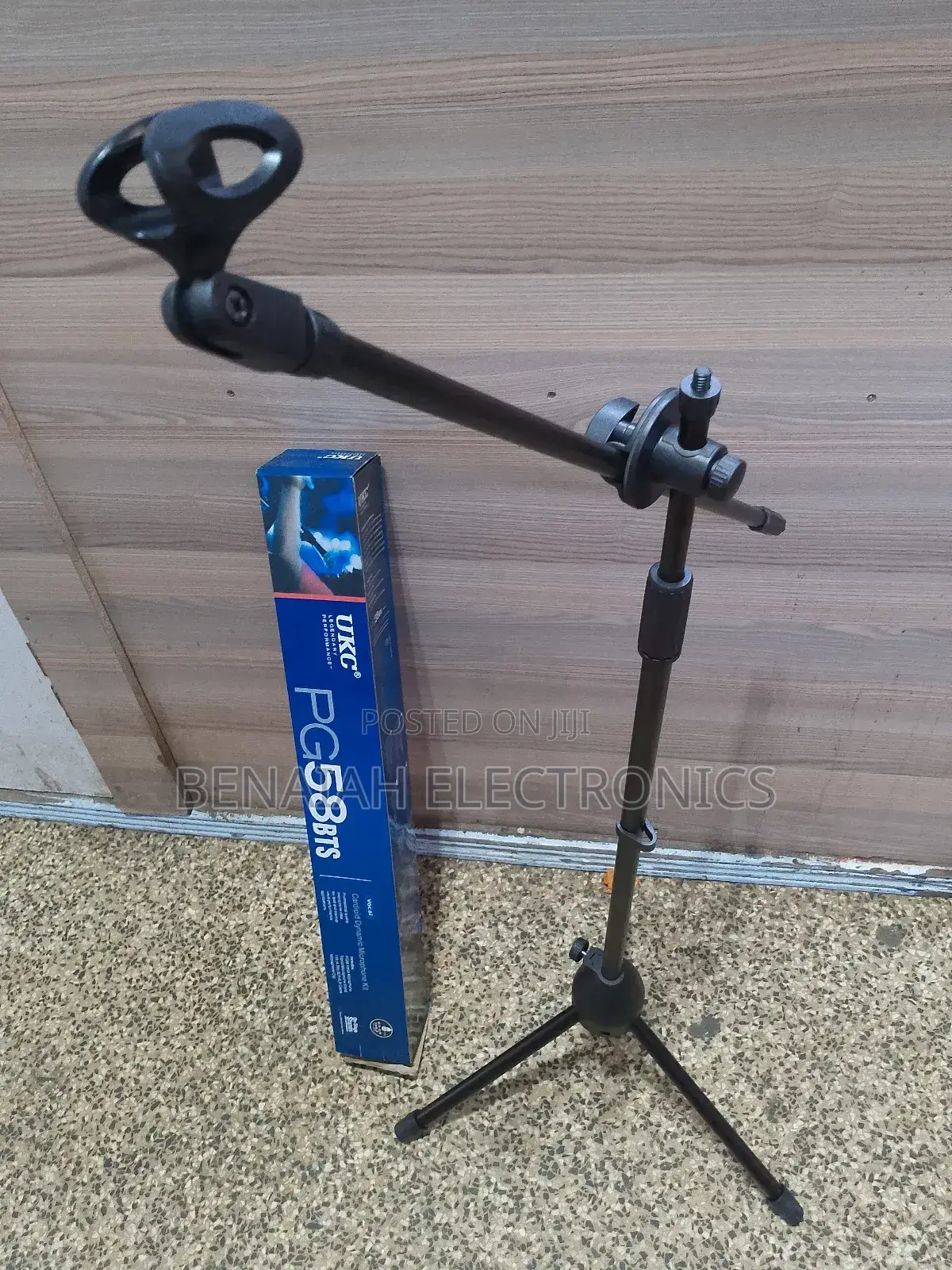 Portable Microphone Stand With Adjustable Knobs