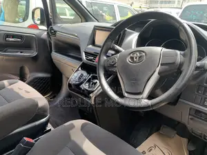 Toyota Esquire 1.8 FWD Hybrid (7 seater) 2017 Purple