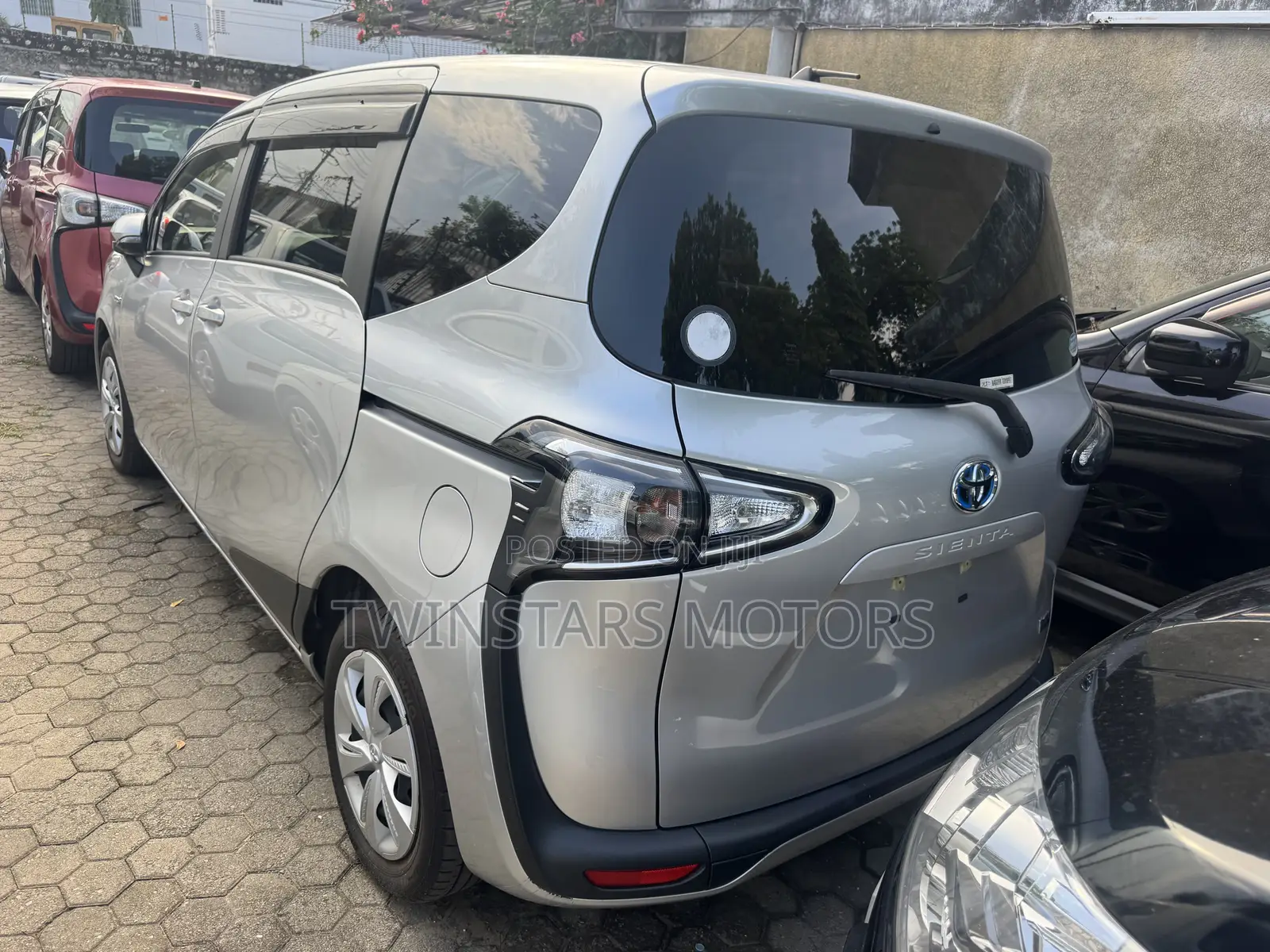 Toyota Sienta 1.5 Hybrid FWD 2019 Silver
