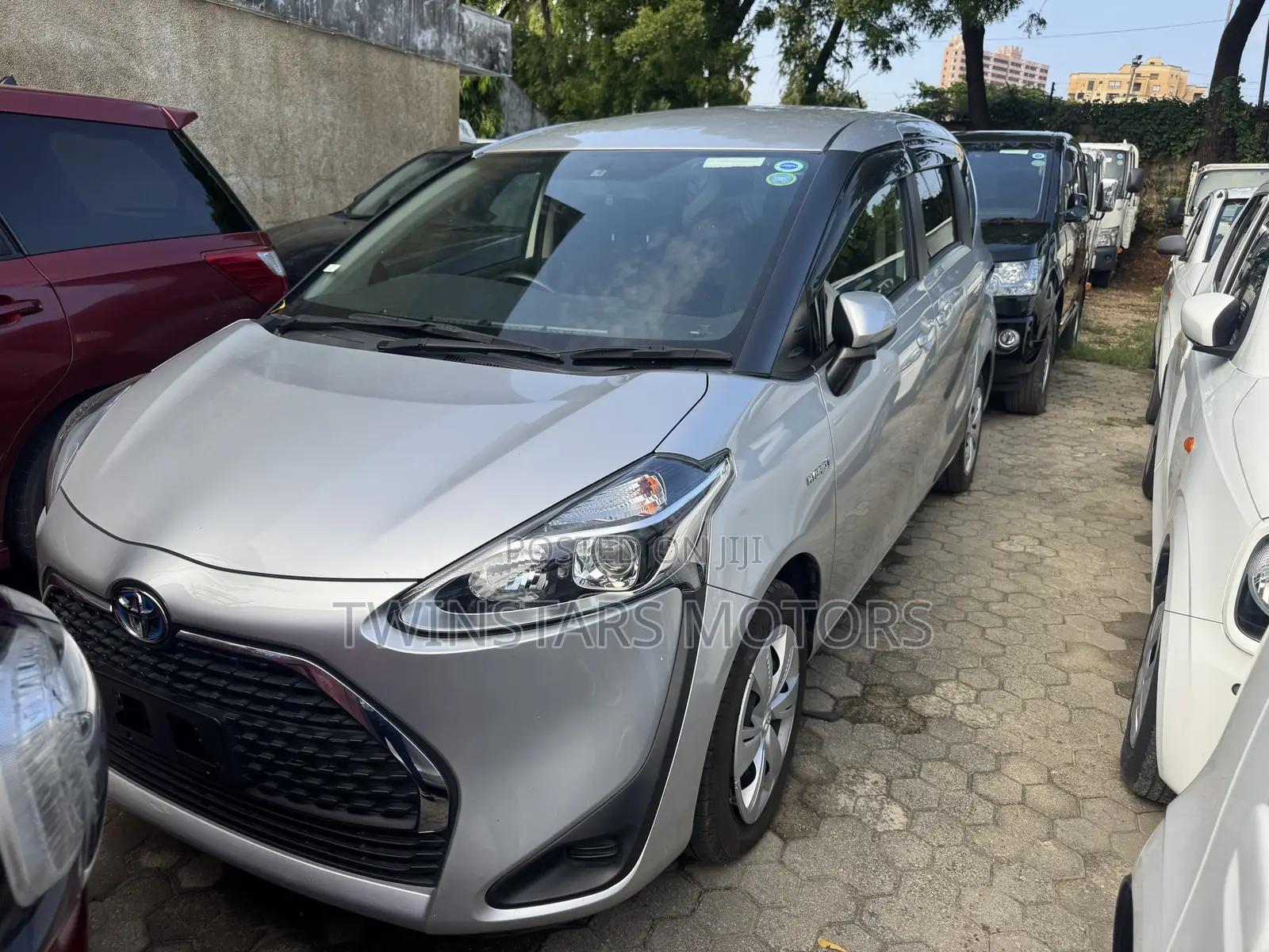 Toyota Sienta 1.5 Hybrid FWD 2019 Silver