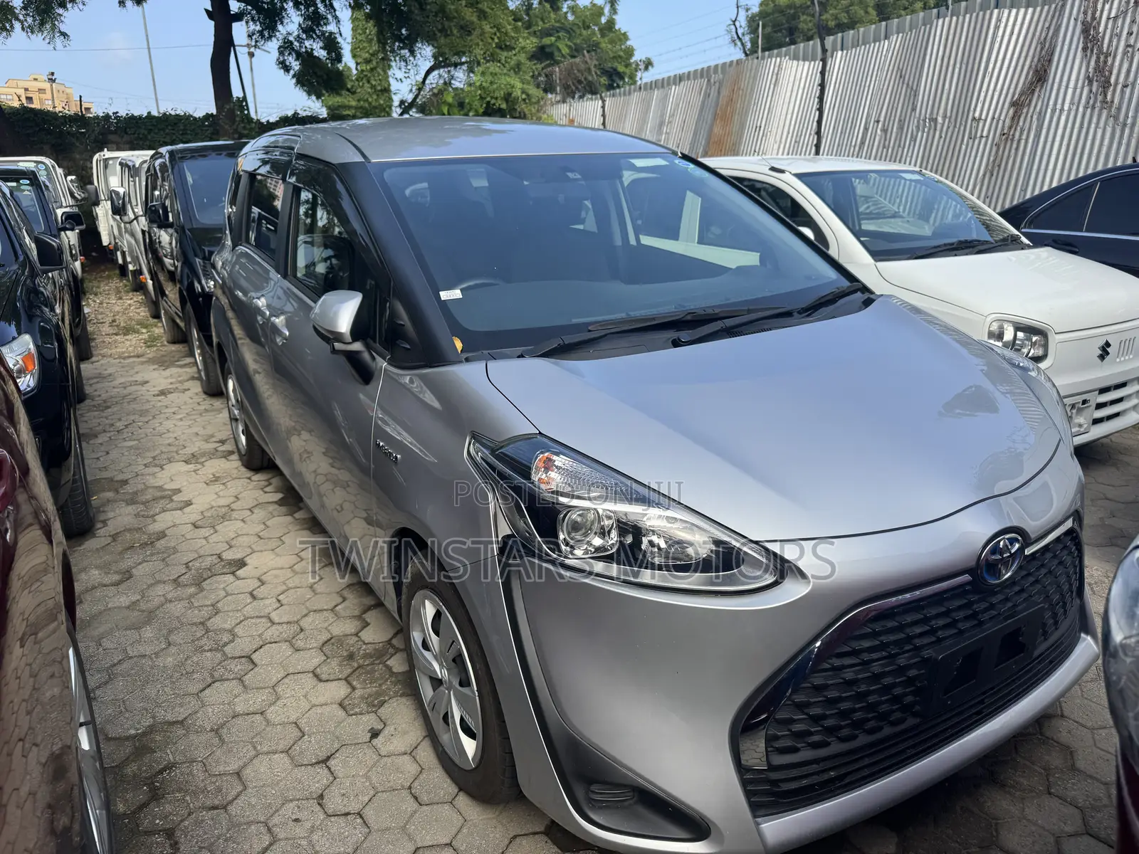 Toyota Sienta 1.5 Hybrid FWD 2019 Silver