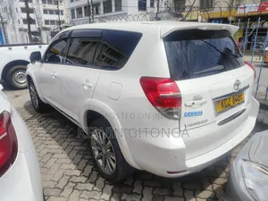 Toyota Vanguard 2013 White
