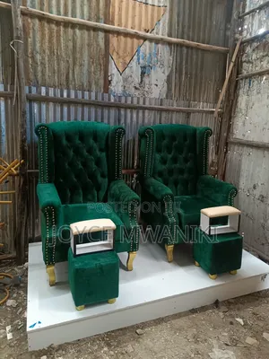 Pedicure Seats, Poufs an Stepping Stools.